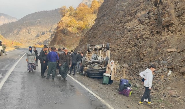 Çukurca'da minibüs takla attı: 11 yaralı