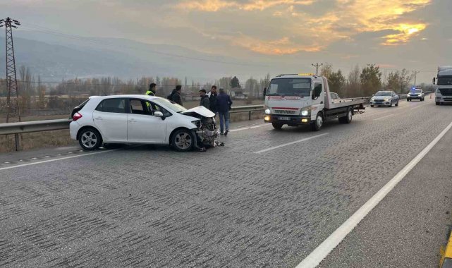 D100'de otomobil bariyerlere çarptı: 1 yaralı