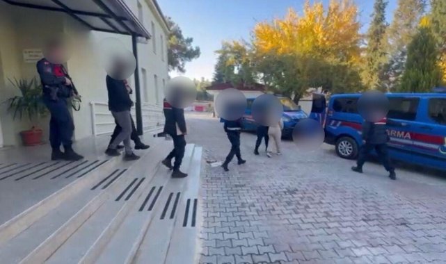 Denizli'de bıçakla 200 bin lira gasp eden iki şüpheli tutuklandı