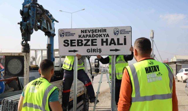 Depremin ardından oluşan adres belirsizliği yenilenen tabelalarla ortadan kalkıyor