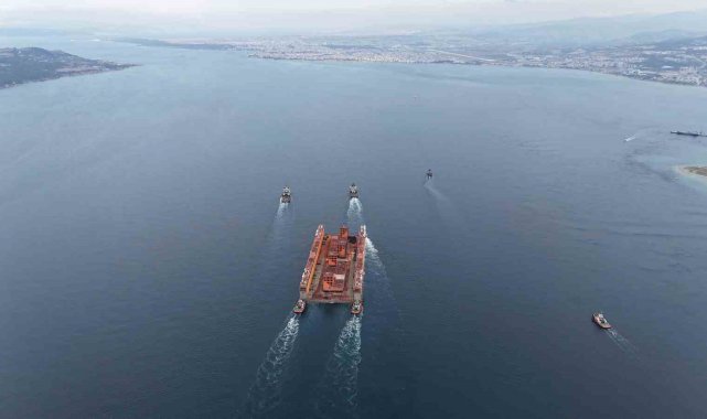 Dev Yüzer Havuz 'Dourado' Çanakkale Boğazı'ndan geçiyor