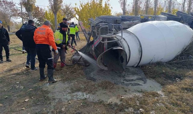 Devrilen beton mikseri içindeki beton boşaltılarak kaldırıldı