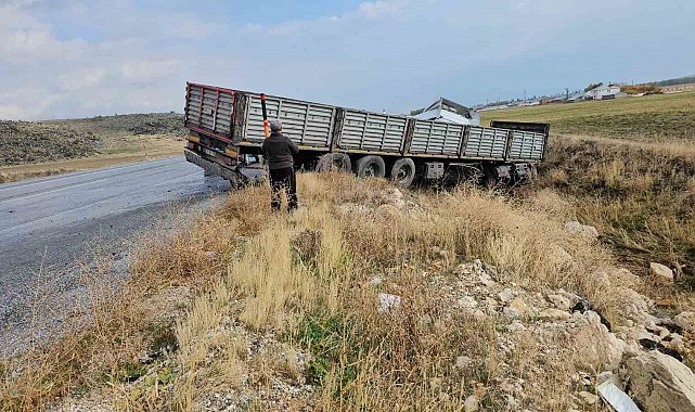 Direksiyon hakimiyeti kaybedilen tır yoldan çıktı