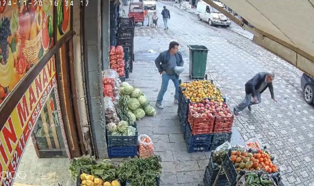 Diyarbakır'da kaldırımda yürüyen adamın kalp krizi geçirme anı kameraya yansıdı