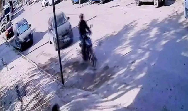 Elazığ'da ilginç görüntü: Yolda kalan araç motosikletle çekildi