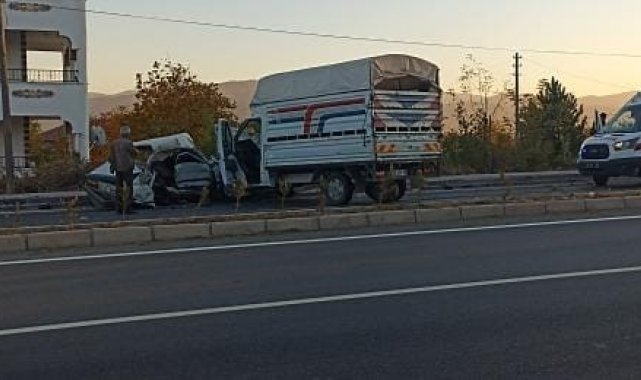 Elazığ'da otomobil ile kamyonet çarpıştı: 1 ölü, 1 yaralı