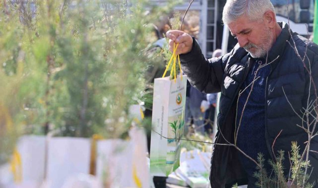Elazığ'da vatandaşlara 23 bin adet ücretsiz fidan dağıtıldı