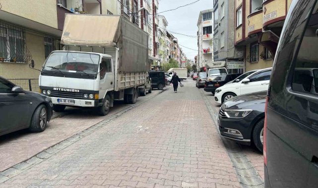 Esenyurt'ta iki komşu arasında park yeri kavgası: Demir çubukla aracın camlarını kırdı