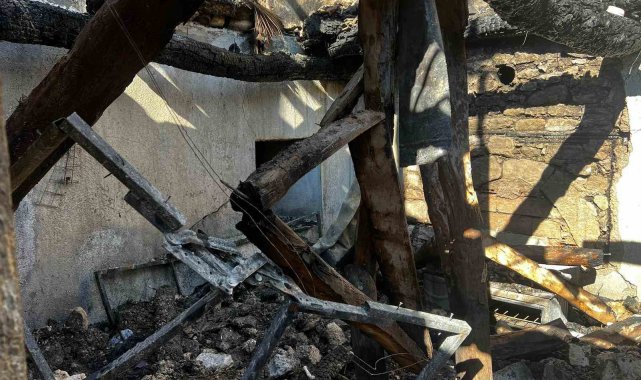 Evleri küle dönen aileye Denizli Büyükşehir Sevgi Eli destek oldu