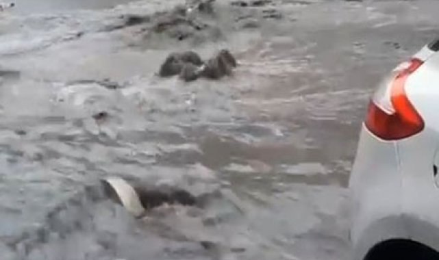 Fatih'te sağanak yağış başladı, Bayrampaşa'da rögar taştı