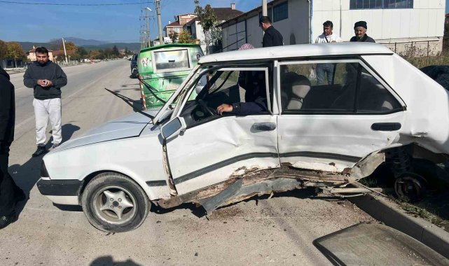 Feci kazada Fiat Tofaş hurdaya döndü: 2 yaralı