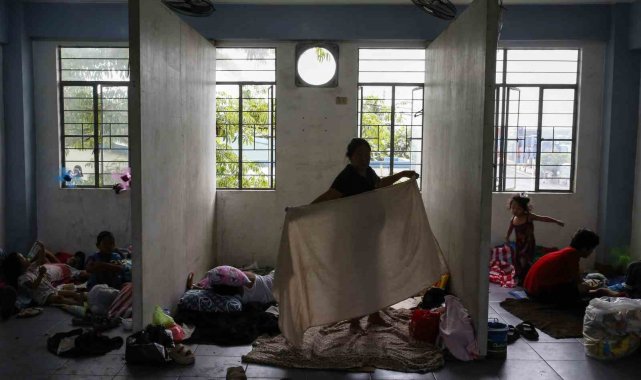 Filipinler'i Man-yi Tayfunu vurdu: 2 kişi yaralandı, 1.2 milyon kişi tahliye edildi