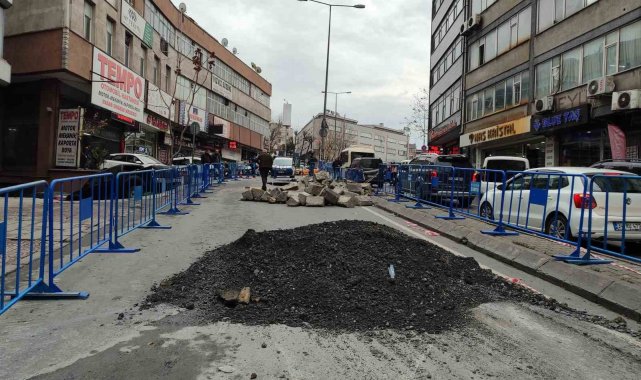 Güngören'de çöken yol hala trafiğe açılmadı, esnaf mağdur oldu