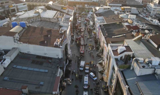 Güngören'de yıkımı gerçekleştirilen bina kısmen çöktü: 2 işçi göçük altında kaldı