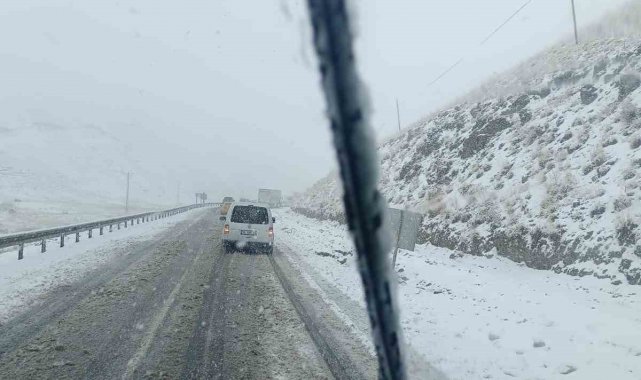 Güzeldere Geçidi'nde kar yağışı: Onlarca araç yolda kaldı
