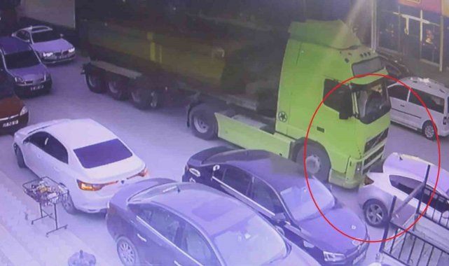 Hafriyat kamyonunun otomobili metrelerce sürüklediği anlar kameraya yansıdı