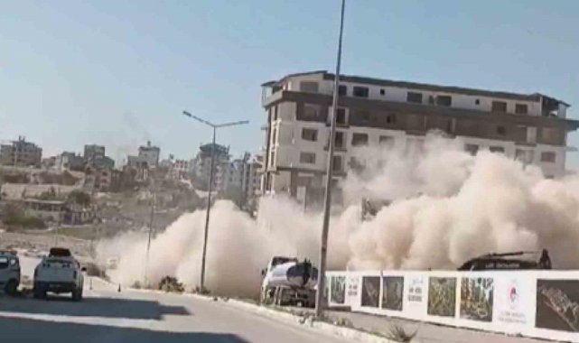 Hatay'da ağır hasarlı 9 katlı binalar iş makinesinin dokunuşuyla yerle bir oldu