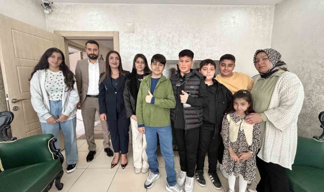 Hediye kabul etmeyen öğretmenlerin adına Afrika'daki çocuklara çikolata dağıttılar