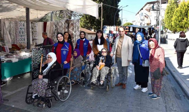 Huzurevi sakinleri gönüllüler eşliğinde pazarda alışveriş yaptı