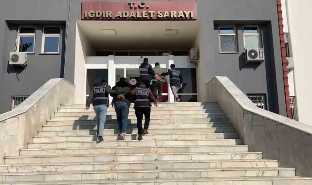 Iğdır'da saygı duruşuna uymayan ve İstiklal Marşı'nda ayağa kalkmayan iki kişi gözaltına alındı