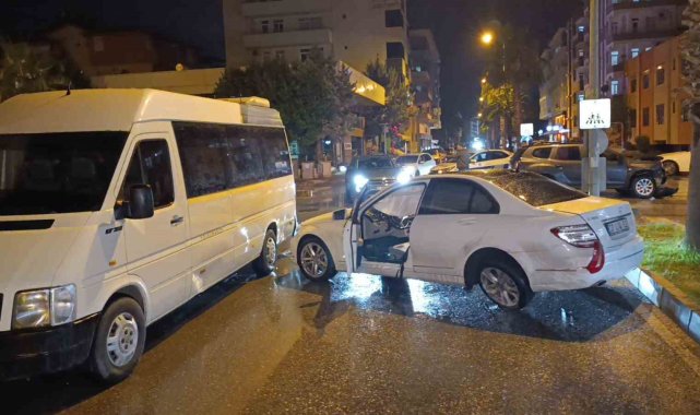İki otomobil çarpıştı: 1 yaralı
