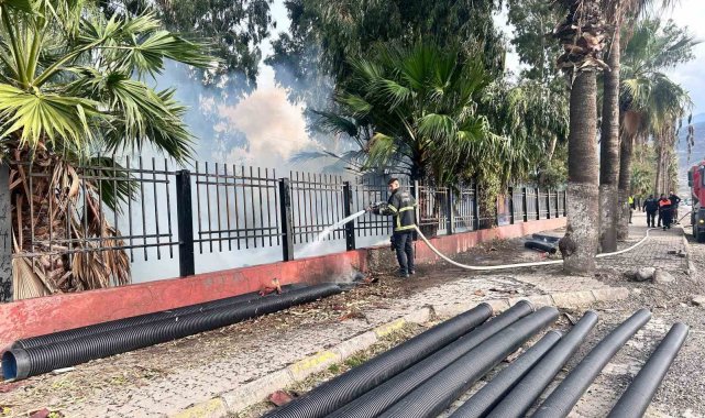 İskenderun'da otluk alan alevlere teslim oldu