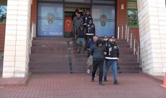 Isparta'da kaçak defineciler adliyeye sevk edildi