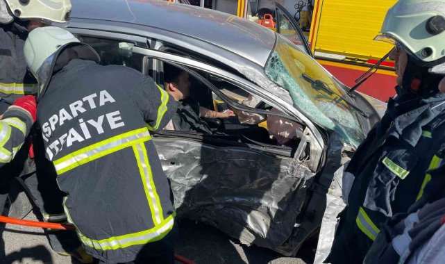 Isparta'da kontrolden çıkan otomobil elektrik direğine çarptı: 2 yaralı