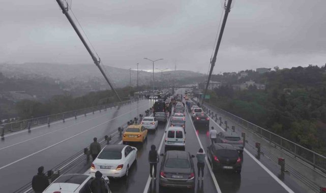 İstanbul Boğazı'nda Ata'ya saygı duruşu