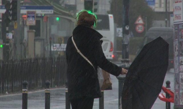 İstanbul'da etkili olan yağış vatandaşlara zor anlar yaşattı
