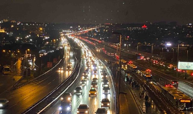 İstanbul'da yağışla birlikte trafik yoğunluğu yüzde 90'a yaklaştı
