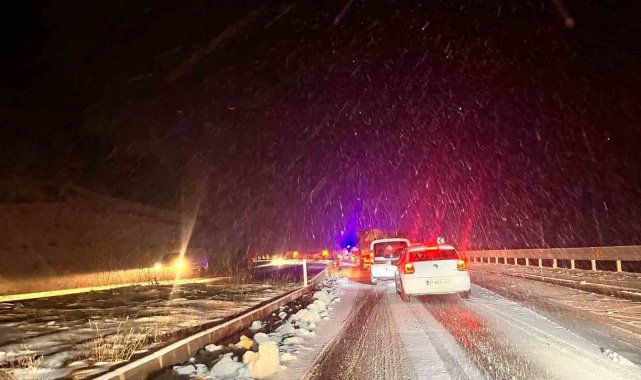İstanbul'u Karadeniz'e bağlayan D-100 karayolunda kar yağışı etkili oldu
