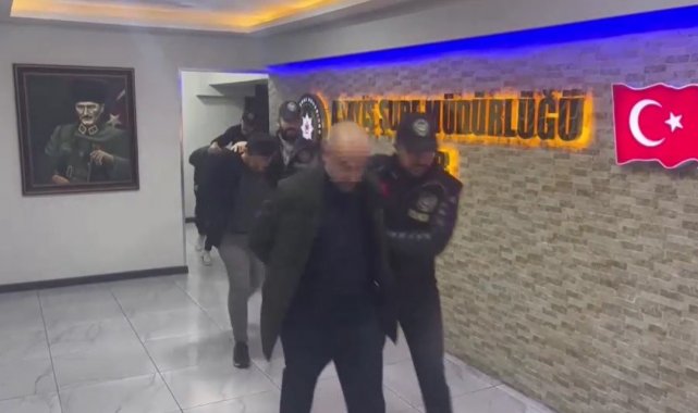İzmir'de düşük ayarlı altınlarla kuyumcuları dolandırdılar