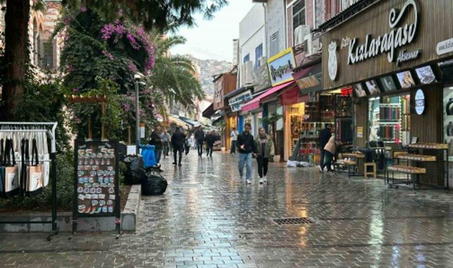 İzmir'de sağanak etkili oldu: Kemeraltı'nı su bastı, araçlar mahsur kaldı