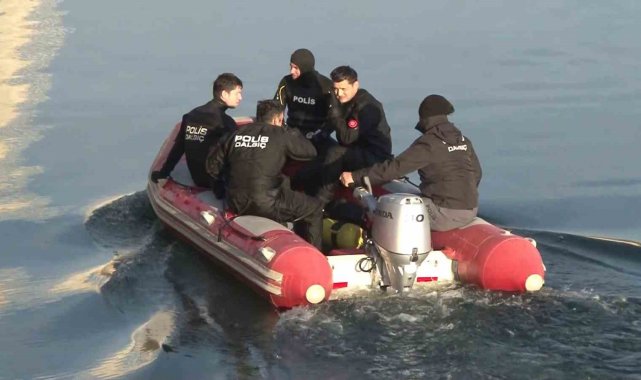 Kayıp şahıs jandarma ve polis ekipleri tarafından su altında aranıyor