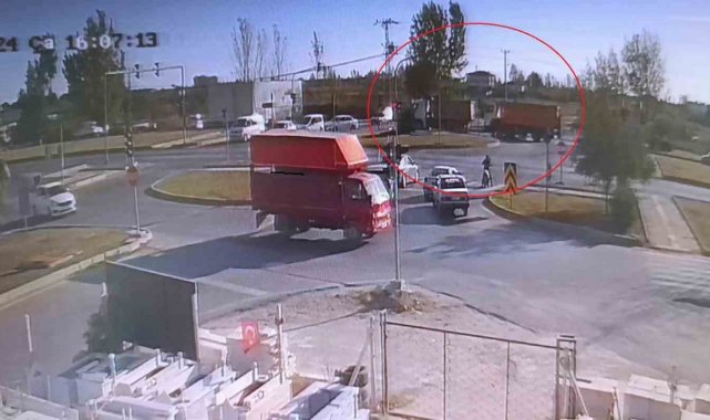 Kırmızı ışıkta önüne geçtiği kamyona geri manevra yapıp 2 kez çarparak kaçtı