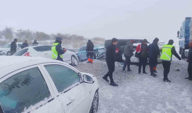 Kırşehir'de kar yağışı kazalara neden oldu