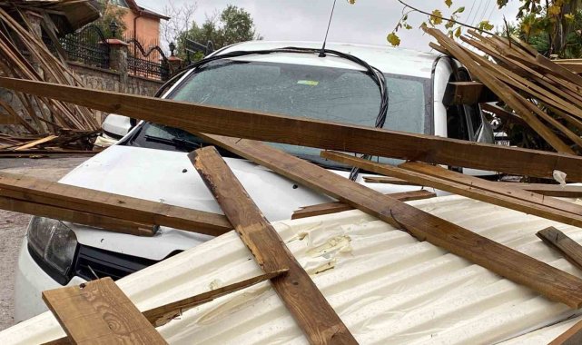 Kocaeli'de çatı uçtu, 6 otomobil hasar gördü