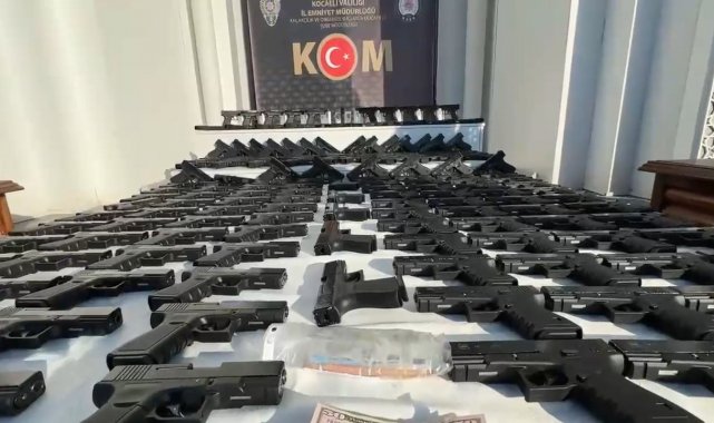 Kocaeli'de iki otomobilde ve tankerde 248 ruhsatsız tabanca ele geçirildi