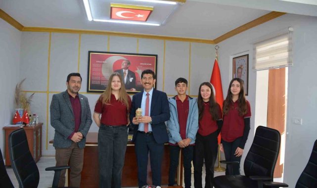 Köyceğizli öğrenciler ürettikleri çiçeklerden hediye ettiler