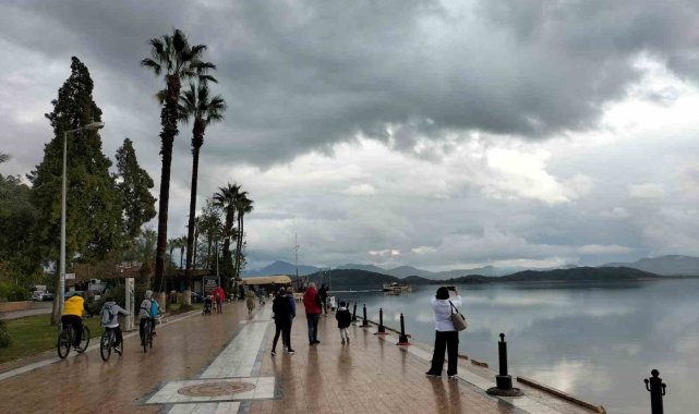 Köyceğizliler yağışların ara vermesiyle Kordon'a akın etti