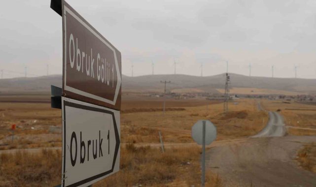 Köyün girişinin ters yönde olmasını eleştiren muhtar isyan etti