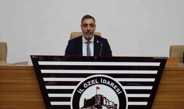 Makam aracı yerine özel aracını kullanıp kamuda tasarrufa örnek oluyor
