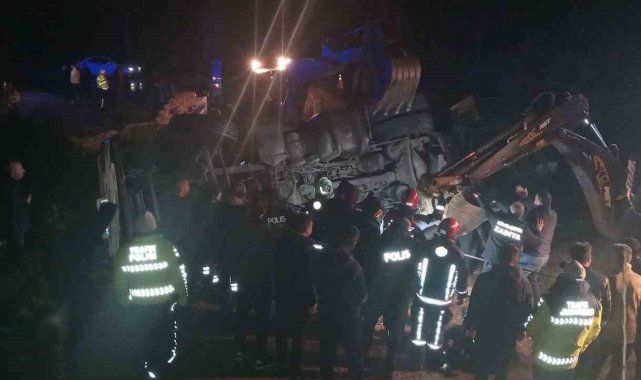 Malatya'da kazaya müdahale eden polisler tırın altında kaldı