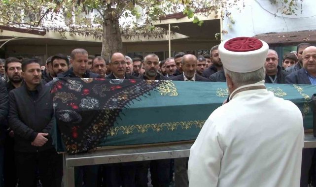 Menekşe deresinde ölü bulunan genç kız, son yolculuğuna uğurlandı