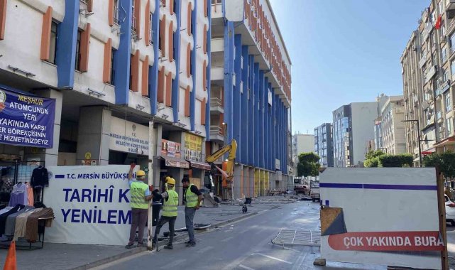 Mersin'in eski yapılarından Kırmızı-Lacivert ve Özel İdare iş hanlarının yıkımına başlandı