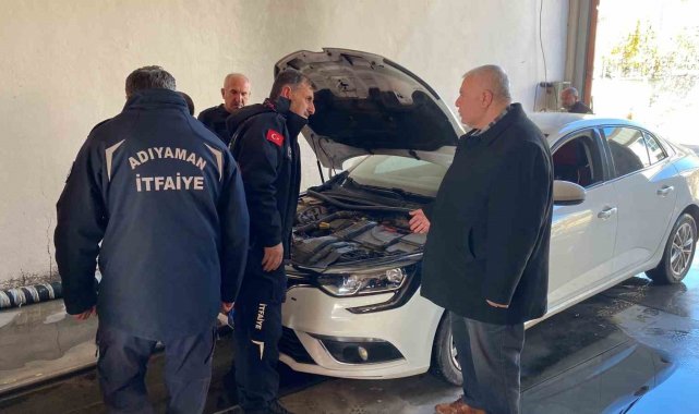 Motora sıkışan kediyi ekipler çıkardı