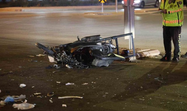 Motosiklet otomobile çarptı: 1'i ağır 2 yaralı