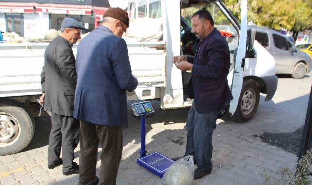 Muş merkezde yetiştirdiği kabakları Varto'da satıyor