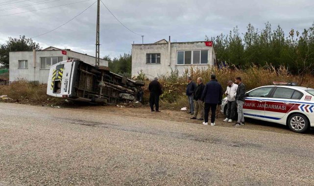 Öğrenci servisi takla attı: 2 yaralı